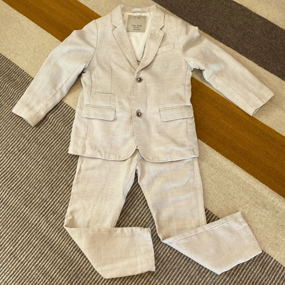ZARA boys beige/off-white suit. Jacket is size 6. Pants size 5.